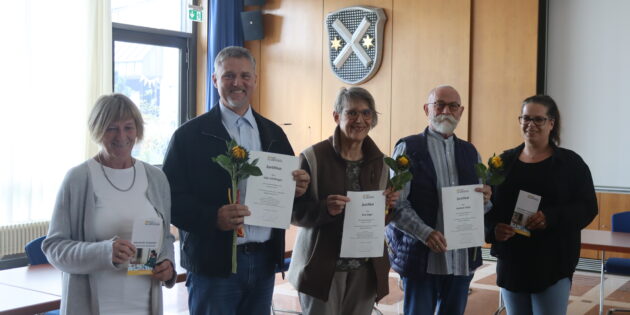 Sind als ehrenamtliche „Seniorenpartnerinnen und - partner” für Seniorinnen und Senioren da: Elsa Vogel (3.v.l.), Herbert Tiefel (2.v.r.) und Udo Schillinger (2.v.l.) – sehr zur Freude von Silvia Riehm (l.) und Stephanie Rapp (r.). Foto: Benjamin Kloos