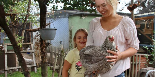 Züchterin Ann-Cathrin Müller und Tochter Mia freuen sich über ihre Familienhühner, zu denen Henrietta mit ihrem seidenweichen Gefieder gehört. Foto: Hannelore Nowacki
