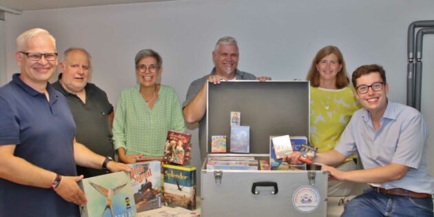 Viele Möglichkeiten für die Jugend in Rosengarten gemeinsam Spaß bei Gesellschaftsspielen zu haben liegen in dieser Spielekiste wie Oliver Schmitt (von links), Uwe Häußler, Ute Haas-Zanlonghi, Manfred Scholz, Susanne Camus und Marius Schmidt bei der Vorstellung deutlich machten. Foto: Hannelore Nowacki