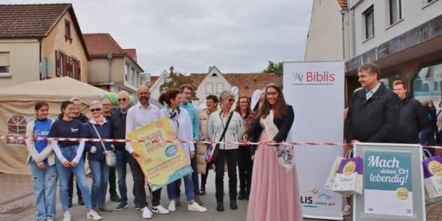 Eröffnung der 3. Bibliser Herbstvielfalt mit WVB, Bürgermeister Volker Scheib und Gurkenprinzessin Melanie mit der Schere am Band – der Auftakt zu einem schönen, heiteren Erlebnistag mit Einkaufen und Spaß für Kinder und Erwachsene ganz ohne Sonne. Foto: Hannelore Nowacki