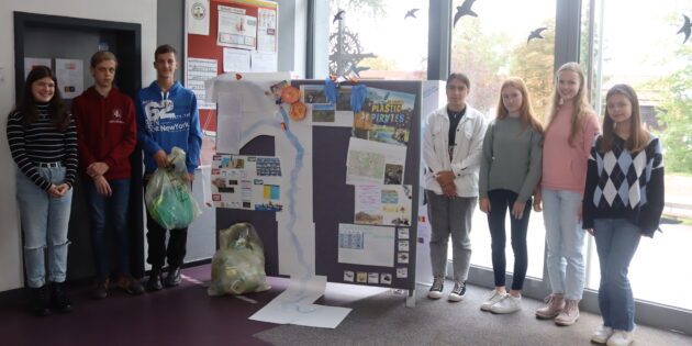 Auf die Gefahren von Müll und besonders von Plastik für unsere Flüsse und Meere machten Schülerinnen und Schülers des Litauischen Gymnasiums mit ihrem Projekt „Plastikpiraten” im Rahmen des „Tag der Nachhaltigkeit” aufmerksam.  Foto: Benjamin Kloos