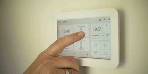 Mit niedrigeren Raumtemperaturen will der Kreis Bergstraße Energie in Verwaltungsgebäuden, Sporthallen und Schulen sparen. Foto: www.pixabay.com