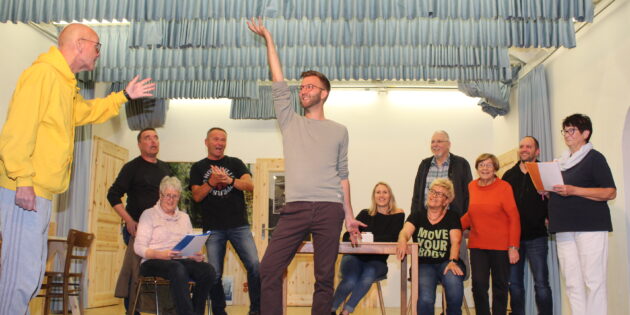 Voller Freude und voller Erwartungen fiebert die Volksbühne den Auftritten entgegen. Die Zuschauer dürfen sich auf ein Boulevardstück mit Happy End freuen. Foto: Eva Wiegand