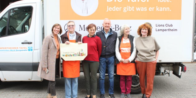 Dr. Ute Weber-Schäfer (l.) freut sich zusammen mit den Teamleiterinnen der Donnerstagsausgabe Britta Mathis (2. v. l.) und Gabriela Pietraß (2. v. r) sowie Gerdi Greßhoff (r.) über die Spende, die Ela Liermann und Erich Maier (Mitte v. l.) als Vertreter der Bürgerstiftung Lampertheim überreicht hatten. Foto: Nadine Schütz