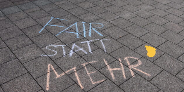 „Fair statt mehr” – mit Botschaften wie dieser machte der Weltladen am Donnerstag auf die „Fairen Wochen” aufmerksam. Foto: Benjamin Koloss