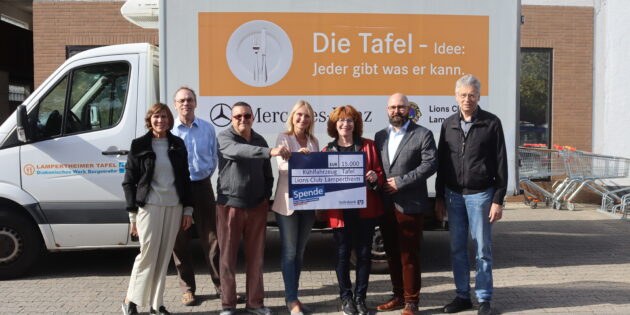 Das Team der Tafel Lampertheim um Tafelkoordinatorin Dr. Ute Weber-Schäfer (l.) freut sich über die großzügige Spende des Lions Club Lampertheim. Foto: Benjamin Kloos