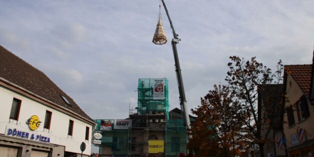 Mit dem neuen Turm wird das Alte Rathaus zu einem Schmuckstück der Gemeinde Biblis werden. Foto: Hannelore Nowacki
