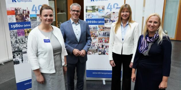 Die Gesellschafter des Kreiskrankenhauses feiern gemeinsam mit KKB-Geschäftsführerin Lina Bartruff (1.v.l.) und rund 50 Gästen das 40. Jubiläum des Kreiskrankenhauses Bergstraße. Der Kreis Berg- straße, vertreten durch Landrat Christian Engelhardt (2.v.l.) sowie Erste Kreisbeigeordnete und Ge- sundheitsdezernentin Diana Stolz (1.v.r.) und das Universitätsklinikum Heidelberg, vertreten durch Katrin Erk (2.v.r.), Vorsitzende des Aufsichtsrates des KKB und Kaufmännische Direktorin des UKHD, halten jeweils Anteile am Kreiskrankenhaus in Heppenheim.  Foto: Kreiskrankenhaus Bergstraß/Thomas J. Zelinger 