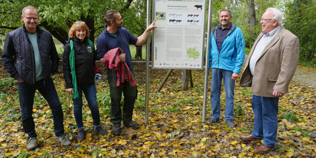 Einweihung der Informationstafel in Groß-Rohrheim, v.l.n.r.: Frank Menger, Dr. Jutta Weber, Geschäftsführerin Geo-Naturpark, Claus Kropp, Leiter Freilichtlabor Lauresham, Walter Öhlenschläger, Heimat- und Geschichtsverein Groß-Rohrheim, sowie Rainer Bersch, Bürgermeister Groß- Rohrheim. Foto: Geo-Naturpark 
