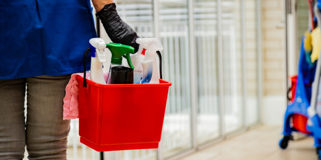 Unverzichtbarer Job: Reinigungskräfte kümmern sich darum, dass Schulen, Büros und Arztpraxen sauber sind. Für ihre Arbeit bekommen sie jetzt mindestens 13 Euro pro Stunde – und damit mehr als den gesetzlichen Mindestlohn, so die Gebäudereiniger-Gewerkschaft IG BAU. Foto: IG BAU | Tobias Seifer 