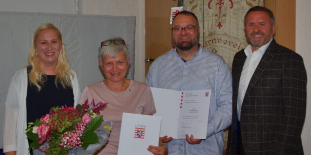 Die Erste Kreisbeigeordneten Diana Stolz (l.) und der Vorsitzende der Freien Wähler-Bürger für Groß-Rohrheim, Walter Öhlenschläger (r.) mit Doris Öhlenschläger und Andreas Huber, die den Ehrenbrief des Landes Hessen erhielten. Foto: oh