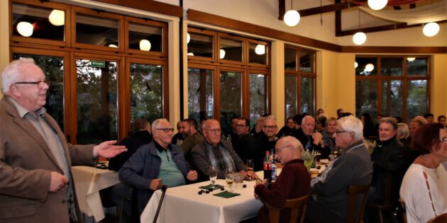 Bürgermeister Rainer Bersch sprach den ehrenamtlich engagierten Bürgern, die sich bei den Ferienspielen und sonstigen Veranstaltungen der Gemeinde aktiv eingebracht hatten, seinen herzlichen Dank aus. Foto: Hannelore Nowacki