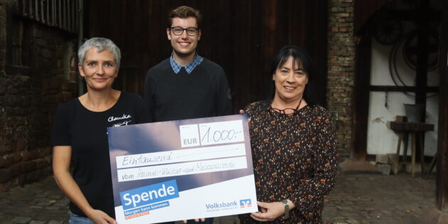 Die 1. Vorsitzende des Heimat-, Kultur- und Museumsverein Lampertheim, Margit Karb (r.) überreichte einen Spendenscheck in Höhe von 1.000 Euro an Claudia Lamm von „Helping Hands … oder Rudis Netzwerk“ (l.) – sehr zur Freude des Ersten Stadtrats Marius Schmidt (2.v.l.). Foto: Benjamin Kloos