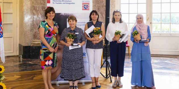 Beim Festakt in Wiesbaden: Staatssekretärin Anne Janz (l.), Tetyana Nareike (3. v. l.) und weitere Integrationslotsinnen im Schloss Biebrich. Foto: Hessisches Ministerium für Soziales und Integration, Jay Pineda
