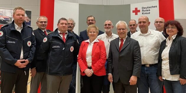 Der stellvertretende Rotkreuz-Beauftragter Sebastian Kriha, Rotkreuz-Beauftragter Karl-Heinz Schultheiß, Kreisbereitschaftsleiter Sascha Lenz, Vertreter der Bergwacht Reinhard Knapp, stv. Kreisvorsitzender Felix Kusicka, stv. Vorsitzende und Leiterin der Wohlfahrts- und Sozialarbeit Adelheid Schultheiß, Kreisverbandsarzt Dr. med. Gerald Wimmer, Vorsitzender Arno Gutsche,  Schatzmeister Hartmut Koch, Kreisgeschäftsführer Christian Keilmann, stv. Kreisbereitschaftsleiter Udo Bächer und die stvellvertretende Kreisleiterin der Wohlfahrts- und Sozialarbeit Michaela Stief (v.l.). Foto: oh