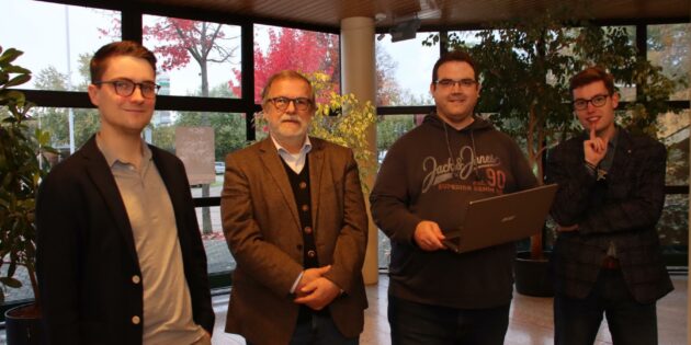 Hackathon-Sieger Markus Hoffmann (mit Laptop) erhielt großes Lob für seine Leistung vom IT-Fachdienstleiter Maximilian Thode (von links), Jury-Mitglied Franz Korb und dem Ersten Stadtrat Marius Schmidt. Foto: Hannelore Nowacki