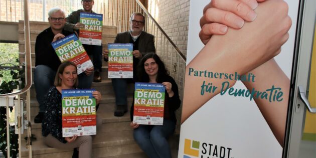 Sie werben für die Teilnahme an der 1. Lampertheimer Demokratiekonferenz (von links vorne): Susanne Kolb, Jennifer Fröhlich, Oliver Schmitt, Franz Korb und Marius Schmidt. Foto: Hannelore Nowacki 