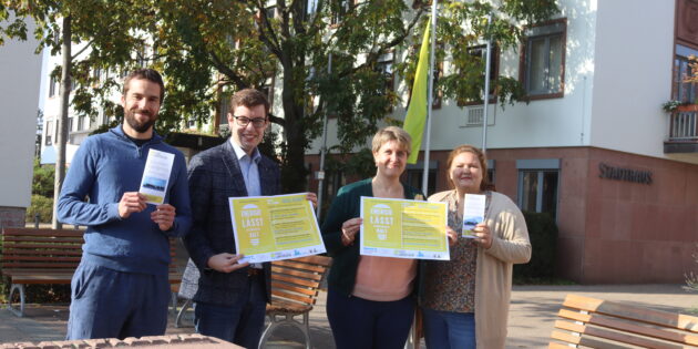 Laden alle Lampertheimer Bürger zur Vortragsreihe „Energie wird teurer – was tun?” ein: Der Erste Stadtrat Marius Schmidt (2.v.l.), Jennifer Zintel-Andres (r.) und Andreas Dexler (l.) von der Stabsstelle Soziales sowie Kerstin Biehal vom Quartiersbüro der Gemeinwesenarbeit Lampertheim (2.v.r.). Foto: Benjamin Kloos