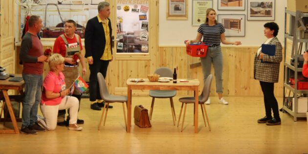 Endlich wieder Mundart-Theater: Die Volksbühne begeistert mit „‘s Disgo-Fiewa“. Foto: Hannelore Nowack