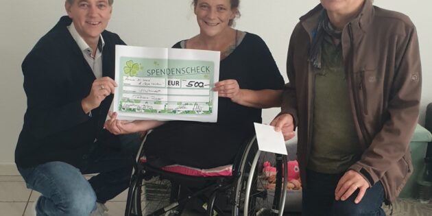 Beim Benefizkonzert auf der Hofheimer Kerb hat das Publikum fleißig gespendet. Tatiana Rieger kann den 500-Euro-Scheck, den Volker Hildebrand von der Carpe Noctem Corporation (links) und Andreas Adler von den Howwe Allstars überbrachten, für die behindertengerechte Umgestaltung ihrer Wohnung gut gebrauchen. Foto: CNC