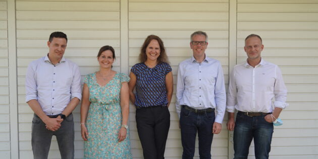Landrat Christian Engelhardt (2. v.r.) freut sich über vier neue motivierte Führungskräfte: Simon Menden, Alexandra Schmitt, Sandra Hagen und Thomas Renkert (v.l.). Foto: oh