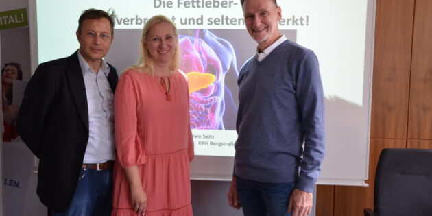 Über Ursachen, Folgen und mögliche Therapien einer Fettleber sprach die Erste Kreisbeigeordnete und Gesundheitsdezernentin Diana Stolz (Mitte) im Heppenheimer Landratsamt mit PD Dr. Uwe Seitz (links), Chefarzt der Abteilung Innere Medizin I des Kreiskrankenhauses Heppenheim, sowie Herr Dr. Hans-Peter Filz (rechts), Oberarzt der Internistischen Abteilung der Eleonoren-Klinik Lindenfels. Foto: oh
