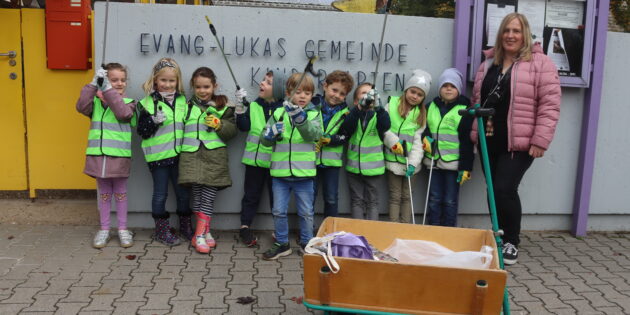 Mit großer Begeisterung und viel Eifer machten sich die Kinder der Kita Am Graben gemeinsam mit Katrin Bruce auf den Weg, um Müll einzusammeln. Foto: Benjamin Kloos