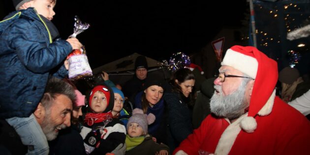 Wenn der Nikolaus kommt, staunen und strahlen die Kinder. Foto: Hannelore Nowacki
