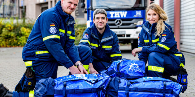 Die Stiftung THW übergibt die ersten von insgesamt 16.000 Rucksack-Trolleys an eine Helferin und einen Helfer. Fotografiert am 10. November 2022 in Berlin. Foto: Maurizio Gambarini