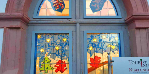 Das Adventsgewinnspiel der Tourist-Information NibelungenLand dreht sich um das Lorscher Fensterwunder, bei dem Privathäuser sowie Schaufenster von Läden und weiteren Einrichtungen Weihnachtsstimmung verbreiten. Foto: WFB