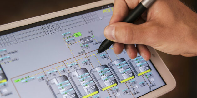 Per Tablet die Produktionsstraße steuern – dafür braucht es gut ausgebildete Fachkräfte. Und wer einen Gesellenbrief hat, macht nicht nur die anspruchsvolleren Jobs, sondern verdient auch deutlich meher Geld, so die Gewerkschaft NGG. Foto: NGG / Alireza Khalili