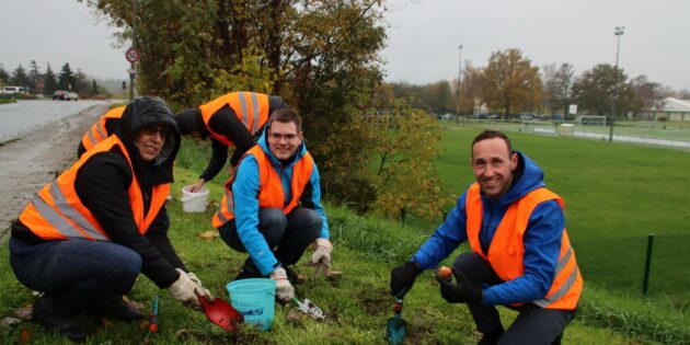 Kalt und nass war es bei der Pflanzaktion, aber es machte offensichtlich Spaß. Foto: Hannelore Nowacki  