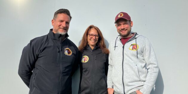 Abteilungsleiterin American Football und Cheerleading beim TV Anna Messina mit Redskins-Sportchef André Zeimet (rechts) und dem neuen Headcoach der Redskins Seniors Thomas Zupon. Foto: Redskins