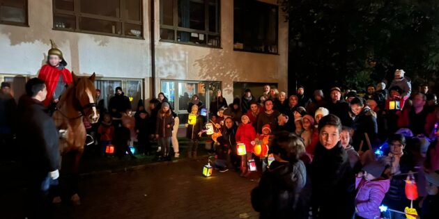 Strahlende Augen und leuchtende Laternen gab es beim St. Martinszug der Kita Mariä Verkündigung. Foto: oh