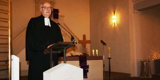 Pfarrer Dr. Steffen Bauer legte in seiner Predigt die neue Jahreslosung aus. Foto: oh