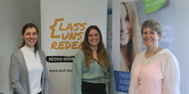 Ziehen gemeinsam an einem Strang für eine gute Zukunft von Jugendlichen: Janine Klingler (Mitte), die jeweils mit einer halben Stelle die Respekt Coaches und Carolin Schleicher (l.) sowie die Jugendberufshilfe Ried mit Kerstin Biehal (r.) unterstützt. Foto: Benjamin Kloos