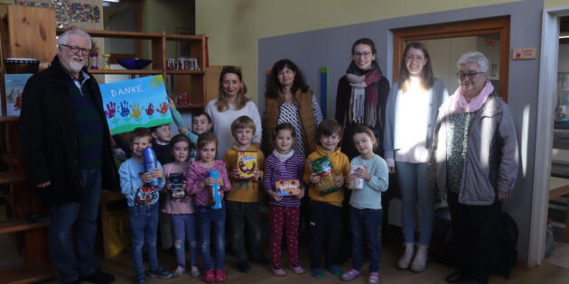 egeistert zeigen die Kinder der Kita Regenbogen einen Teil der von ihnen und ihren Eltern zur Verfügung gestellten Spenden, die das Frauenhaus Worms erhält. Foto: Benjamin Kloos