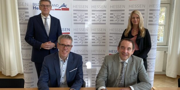 Landrat Christian Engelhardt (vorne links), der Hessische Kultusminister Prof. Dr. R. Alexander Lorz (vorne rechts), Dr. Utz Tillmann aus dem Vorstand des MINT-Vereins (hinten links) und die Leiterin der Abteilung Grundsatz und Kreisentwicklung des Kreises Bergstraße Corinna Simeth freuen sich über die Unterzeichnung der Kooperationsvereinbarung. Foto: HKM 