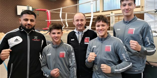 Das Lampertheimer-„Punching“ Team. Betreuer Firat Basilgan, Sam Stark, Trainer Stefan Böttcher, Philipp Uebach und Danil Lobanov (v.l.). Foto: oh