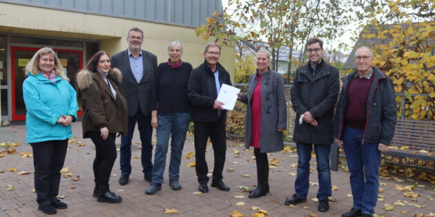 Die Erste Kreisbeigeordnete Diana Stolz (3.v.r.) überreichte einen Förderbescheid in Höhe von rund 121.000 Euro an den Vorsitzenden des evangelischen Kirchenvorstand Hüttenfeld, Ulrich Thomas (4.v.r.) – sehr zur Freude aller an der Maßnahme Beteiligten. Foto: Benjamin Kloos