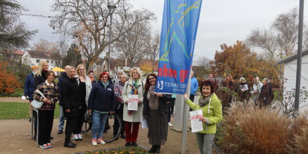 In Bürstadt setzten Bürgermeisterin Barbara Schader sowie die Gleichstellungsbeauftragten der Städte Bürstadt, Gerasimoula Grigoraki, und Lampertheim, Sonja Niederhöfer, gemeinsam mit zahlreichen Bürgern ein deutliches Zeichen gegen Gewalt an Mädchen und Frauen. Foto: Benjamin Kloos
