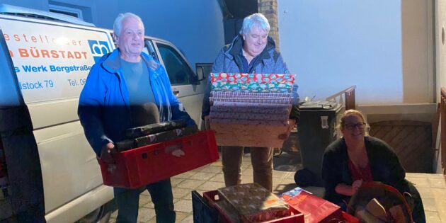 Gemeinsam für Kinder: Uwe Hartmann (Teamleiter Fahrer, Tafel Bürstadt), Thomas Graumann (freiwilliger Helfer Tafel Bürstadt) und Sandra Olf (Kirchenvorstand Evangelische Kirche Groß-Rohrheim; v.l.). Foto: oh