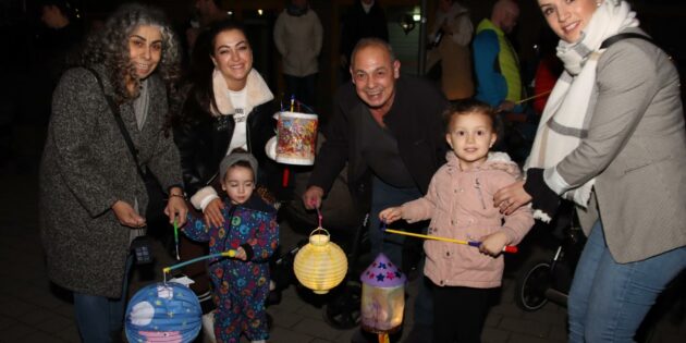 Großen Spaß hatten Kinder mit ihren Laternen und die Erwachsenen beim Sankt-Martinsumzug in der alla hopp!-Anlage und beim Singen am Alten- und Pflegeheim St. Elisabeth. Foto: Hannelore Nowacki