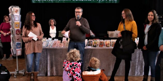 Der Künstlerverein hält an seiner Tradition fest, soziale Einrichtungen mit einer Spende zu unterstützen. Diesmal überreichte Vereinsvorsitzender Markus Pröckl jeweils 300 Euro an Beate Hamm (links), stellvertretende Leiterin der Kinderkrippe Wichtelburg, und an Erzieherin Katharina Kienle (rechts) von der Kinderkrippe Entdeckernest. Foto: Hannelore Nowacki