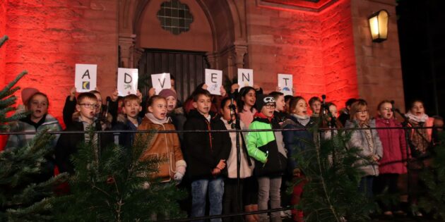 Fröhlich stimmte der Chor der Schillerschule die große Zuschauerrunde auf die Adventszeit und Weihnachten ein. Foto:  Hannelore Nowacki