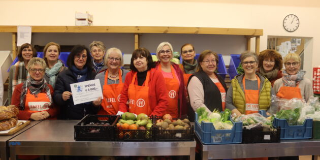 Ein stolzer Betrag für glückliche Tafelhelferinnen: Der Inner Wheel Club Mannheim überreichte der Tafel Lampertheim insgesamt 3.000 Euro. Foto: Benjamin Kloos