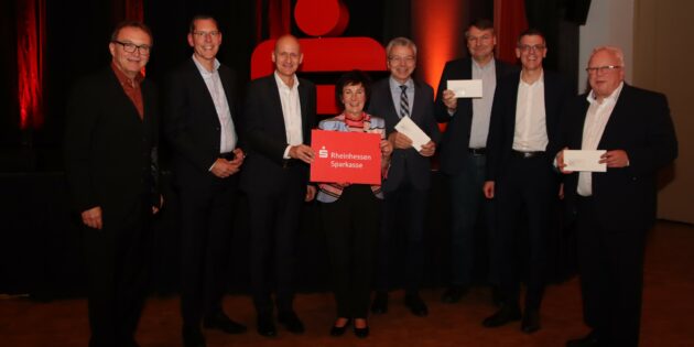 Zum schönen Abend mit persönlichem Austausch von Angesicht zu Angesicht gehörte die Spendenübergabe der Rheinhessen Sparkasse an die Bürgermeister der vier Riedkommunen. Im Bild (von links): Die Vorstandsmitglieder Michael Weil und Frank Belzer, Vorstandsvorsitzender Dr. Marcus Walden, Bürgermeisterin Barbara Schader, Bürgermeister Gottfried Störmer, Bürgermeister Volker Scheib, der stellvertretende Vorstandsvorsitzende Thorsten Mühl und Bürgermeister Rainer Bersch. Foto: Hannelore Nowacki