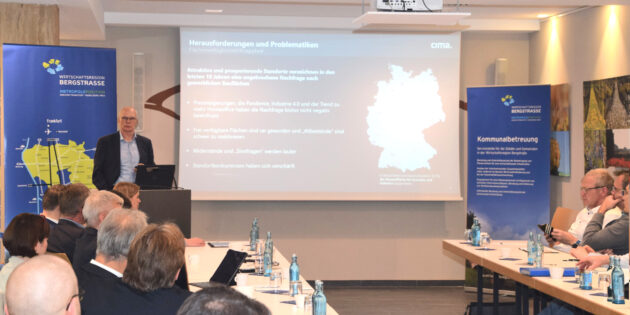 Uwe Mantik, Partner und Büroleiter der CIMA Beratung + Management GmbH (stehend) lieferte den kommunalen Wirtschaftsförderern Ideen und Lösungsansätze zur Entwicklung von Gewerbegebieten, welche diese angeregt diskutierten. Foto: WFB