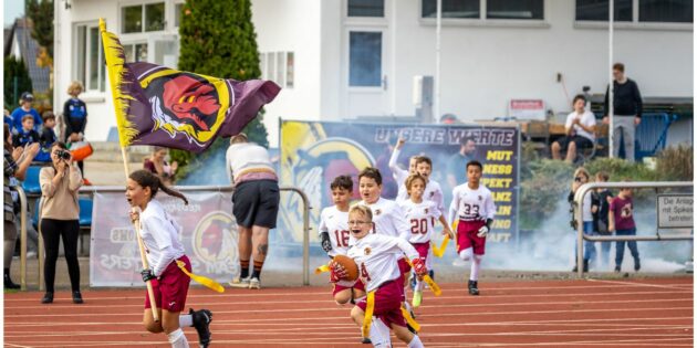 Ein unvergessliches Erlebnis für die kleinsten Redskins, wenn die Trommeln durch das Stadion donnern und sie zum ersten Mal das eigene Homefield entern. Foto: oh