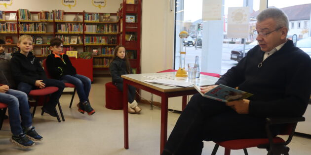 Gebannt und gespannt lauschten die Schüler der Klasse 2a der Schillerschule Lampertheim der Geschichte von Kurt, der kein Einhorn sein möchte, die Bürgermeister Gottfried Störmer am Vorlesetag vortrug. Foto: Benjamin Kloos